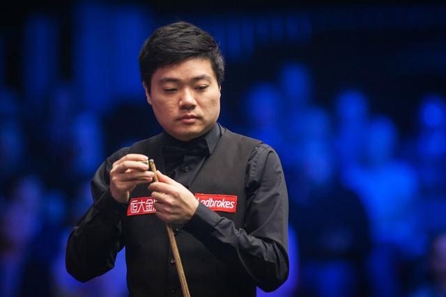 曼联考虑签下巴莱巴，期待填补中场空缺，暂无戈麦斯交易计划。